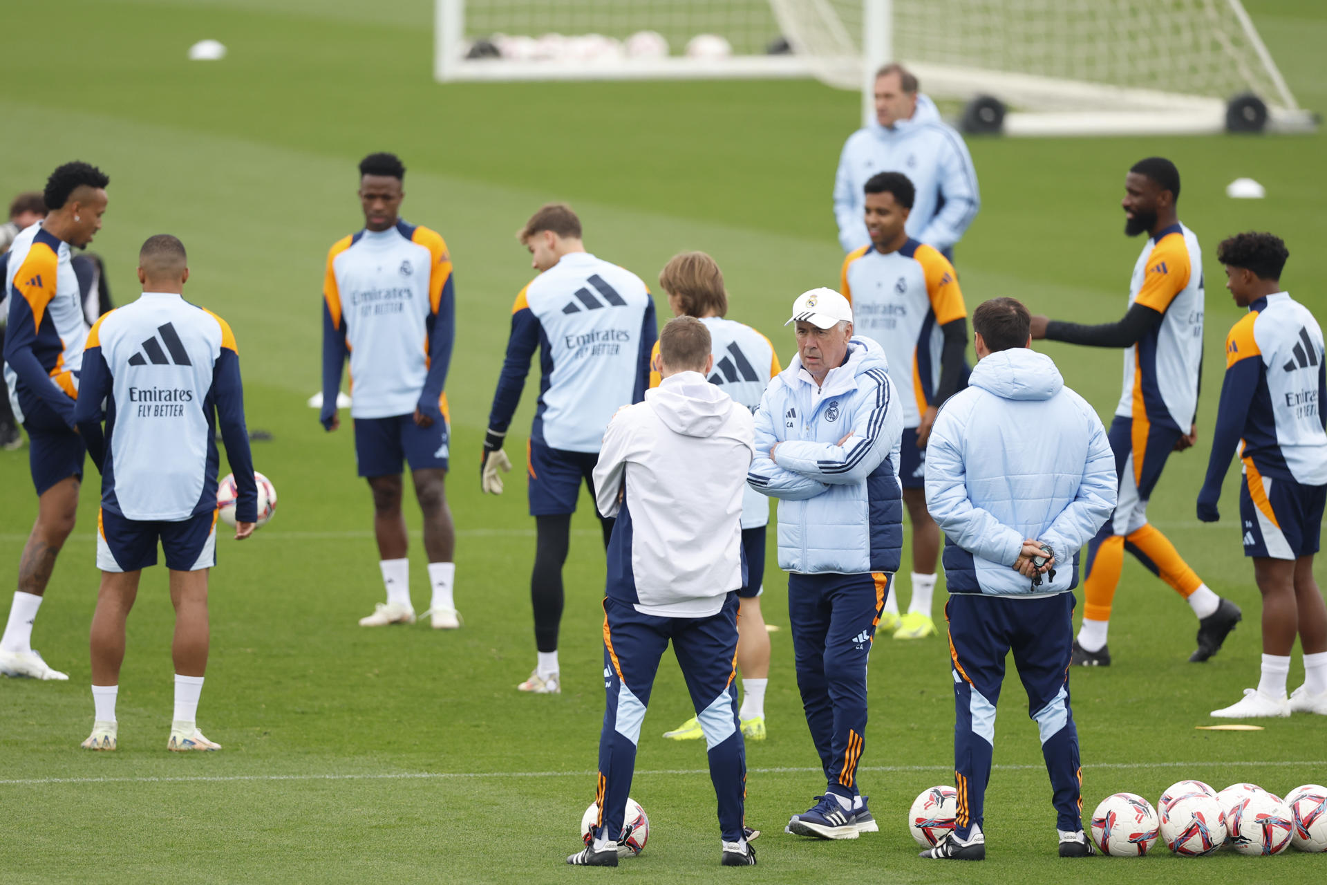 El entrenador italiano del Real Madrid Carlo Ancelotti (c-d), este viernes durante el entrenamiento en la Ciudad Deportiva de Valdebebas.-EFE/ Mariscal
