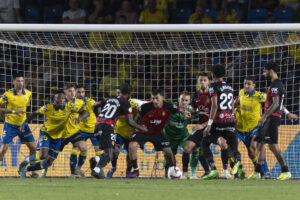 El defensa colombiano del Mallorca, Mojica (22), se dispone a golpear el balón en la falta que ha significado el tercer gol del equipo balear durante el encuentro correspondiente a la jornada 14 de Laliga EA Sports que disputaron Las Palmas y Mallorca en el estadio de Gran Canaria. EFE/Quique Curbelo.