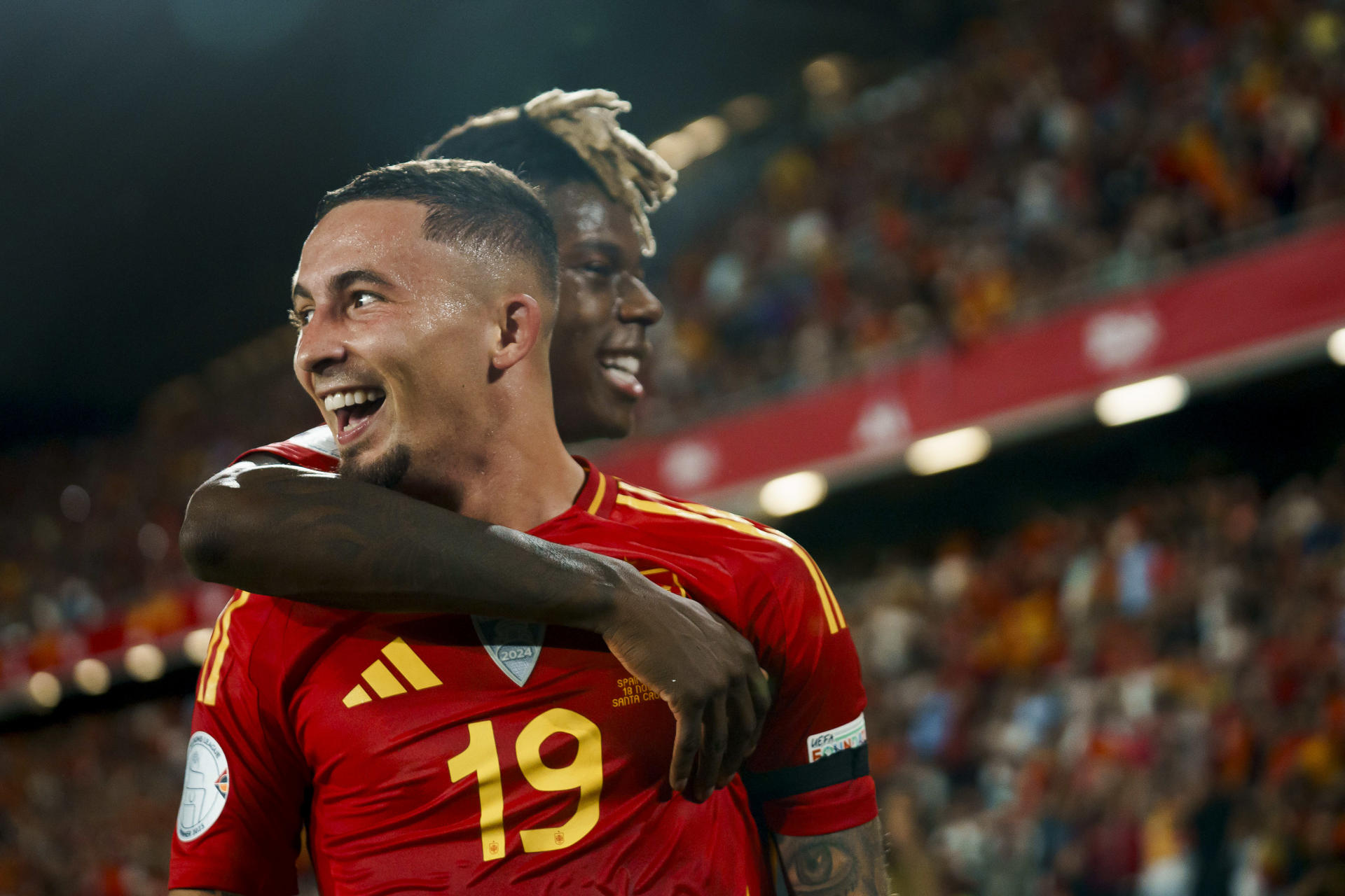 Los jugadores de la selección española, Yeremy Pino (i) y Nico Williams, celebran el primer gol del combinado español durante el encuentro de la sexta jornada de la Liga de Naciones de la UEFA disputado este lunes en el estadio Heliodoro Rodríguez López de Santa Cruz de Tenerife frente a Suiza EFE/Ramón de la Rocha