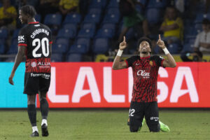 -El defensa colombiano del Mallorca Johan Mojica celebra su gol contra Las Palmas, durante el encuentro correspondiente a la jornada 14 de Laliga EA Sports en el estadio de Gran Canaria. EFE/Quique Curbelo.