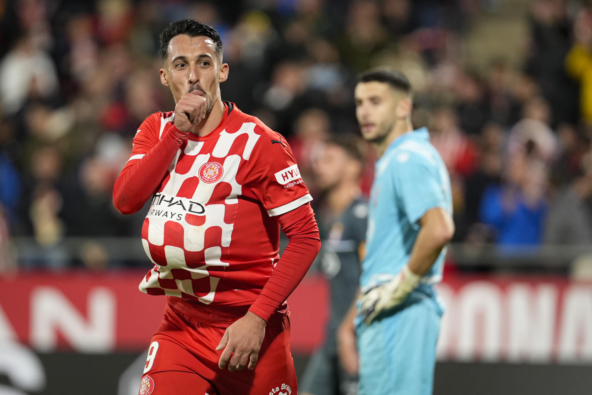 El delantero macedonio del Girona, Bojan Miovski, celebra el tercer gol de su equipo durante el encuentro correspondiente a la jornada 14 de Laliga EA Sportsen el estadio de Montilivi, en Girona. EFE / David Borrat.
