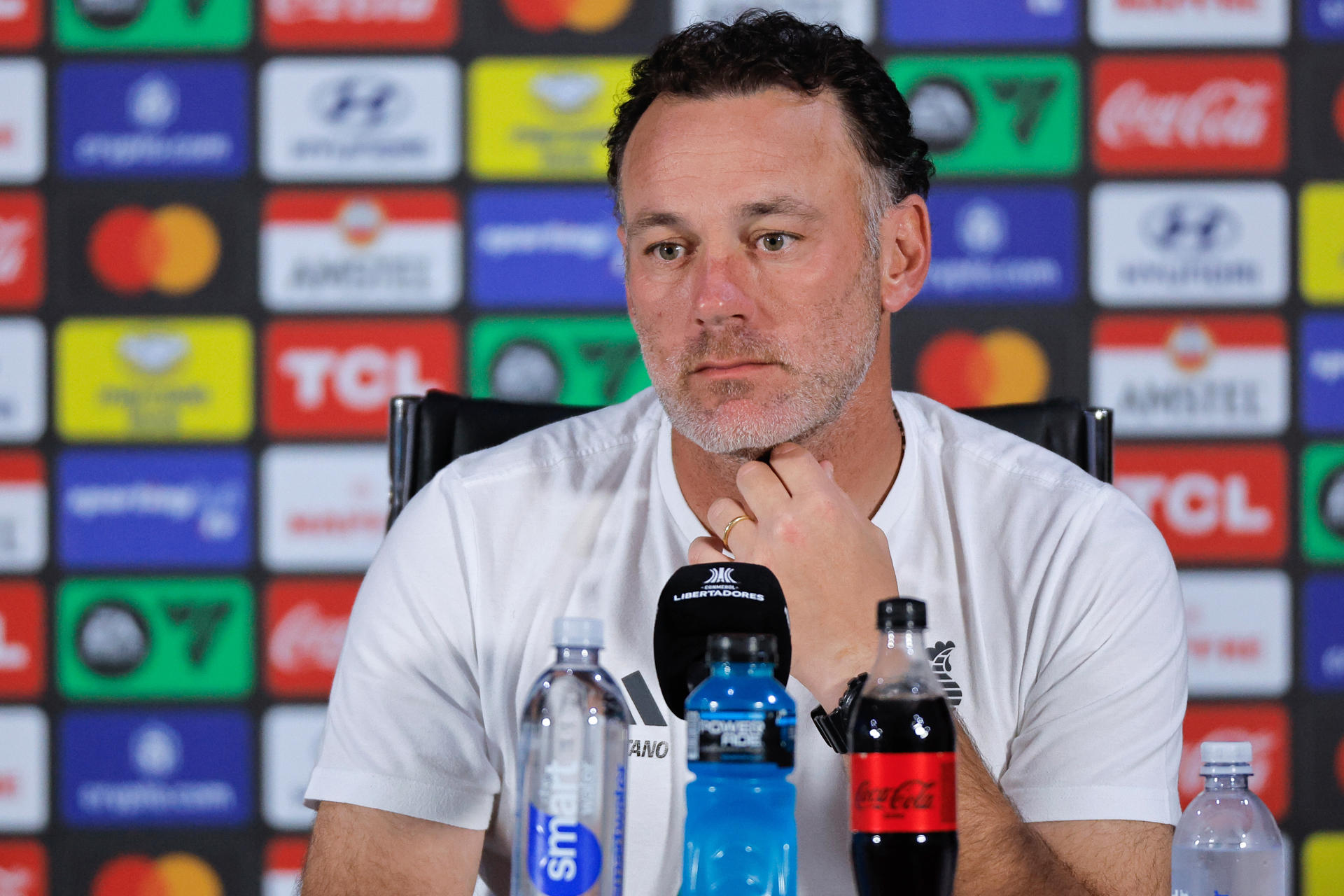 Gabriel Milito, entrenador de Atlético Mineiro, durante la rueda de prensa en el estadio Más Monumental en Buenos Aires (Argentina). EFE/Juan Ignacio Roncoroni