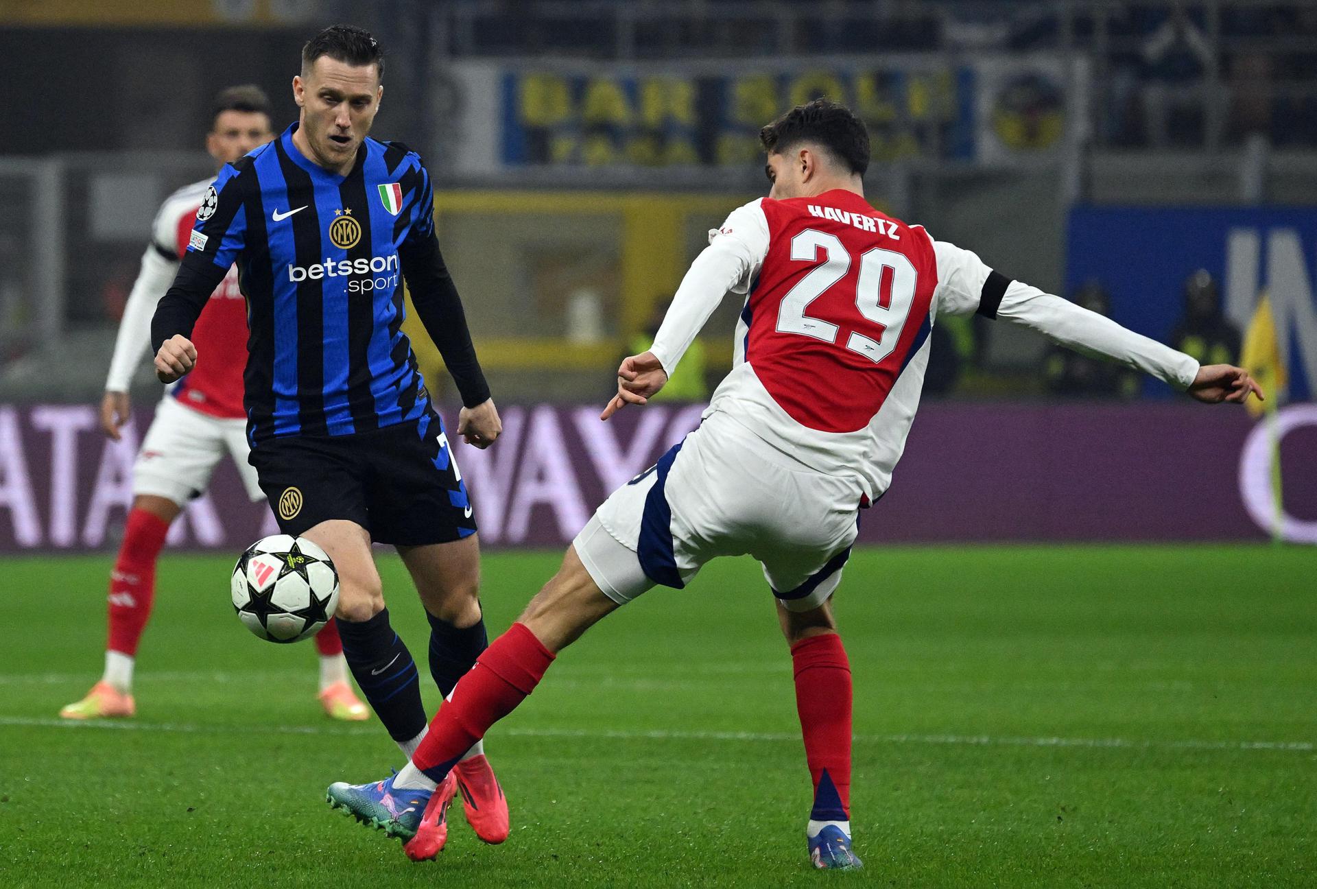 El jugador del Inter Milan Piotr Zielinski (I) y el del Arsenal Kai Havertz durante el patido de la UEFA Champions League que han jugado Inter y Arsenal FC en el Giuseppe Meazza stadium de Milan, Italia. EFE/EPA/NICOLA MARFISI 