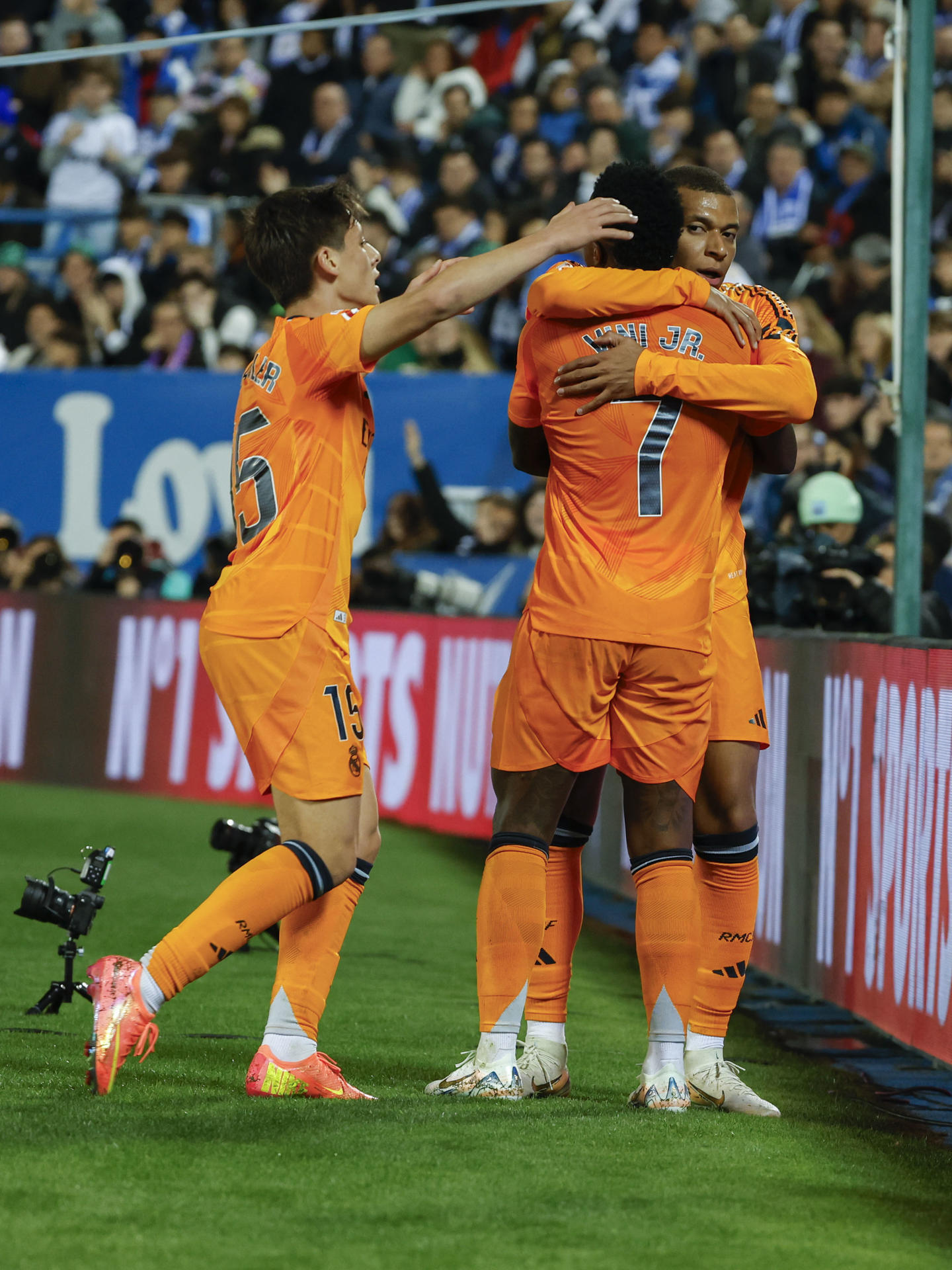 El delantero francés del Real Madrid, Kylian Mbappé celebra su gol contra el Leganés, durante el encuentro correspondiente a la jornada 14 de Laliga EA Sports disputado Leganés y Real Madrid en el estadio de Butarque, en Leganés. EFE / J.J. Guillen.