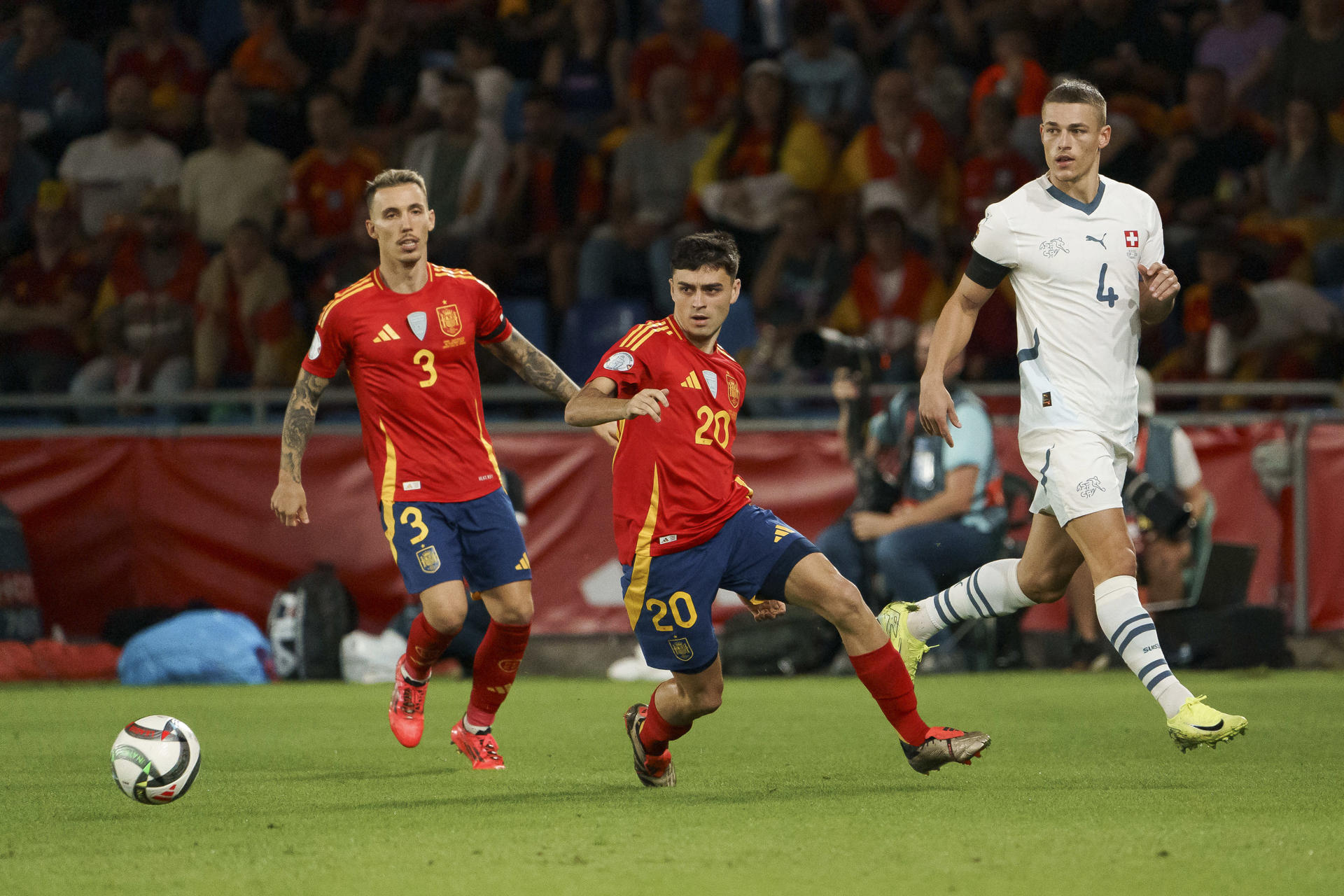 El centrocampista de la selección española Pedri (c) durante el encuentro de la sexta jornada de la Liga de Naciones de la UEFA, entre España y Suiza, disputado en el estadio Heliodoro Rodríguez López de Santa Cruz de Tenerife. EFE/Ramón de la Rocha