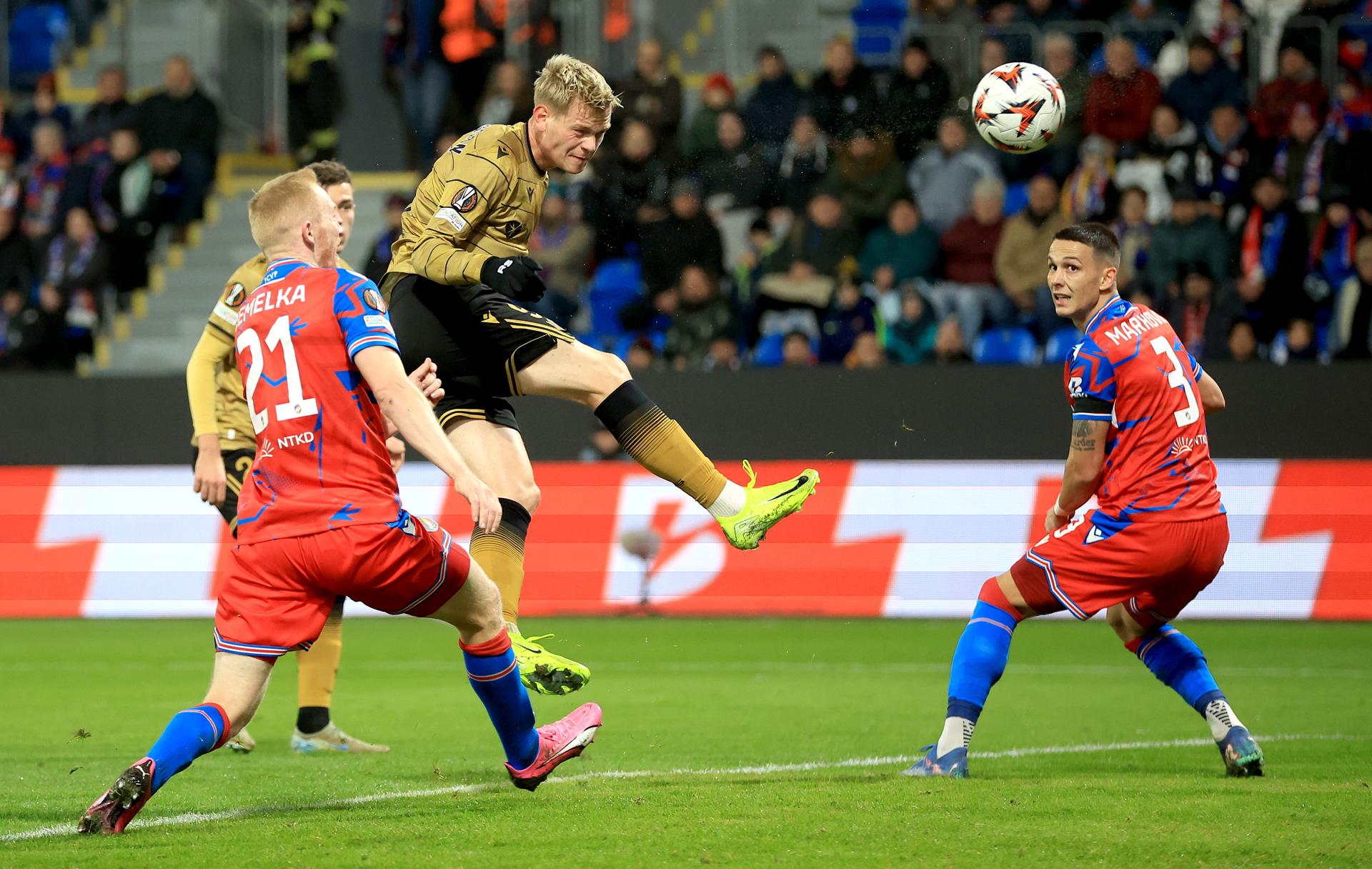 El delantero de la Real Sociedad Orri Oskarsson (C) anota el 1-1 contra el Viktoria Plzen. EFE/EPA/MARTIN DIVISEK 