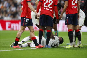 El defensa brasileño del Real Madrid Éder Militão, en el césped, lesionado ante Osasuna. EFE/ Javier Lizón