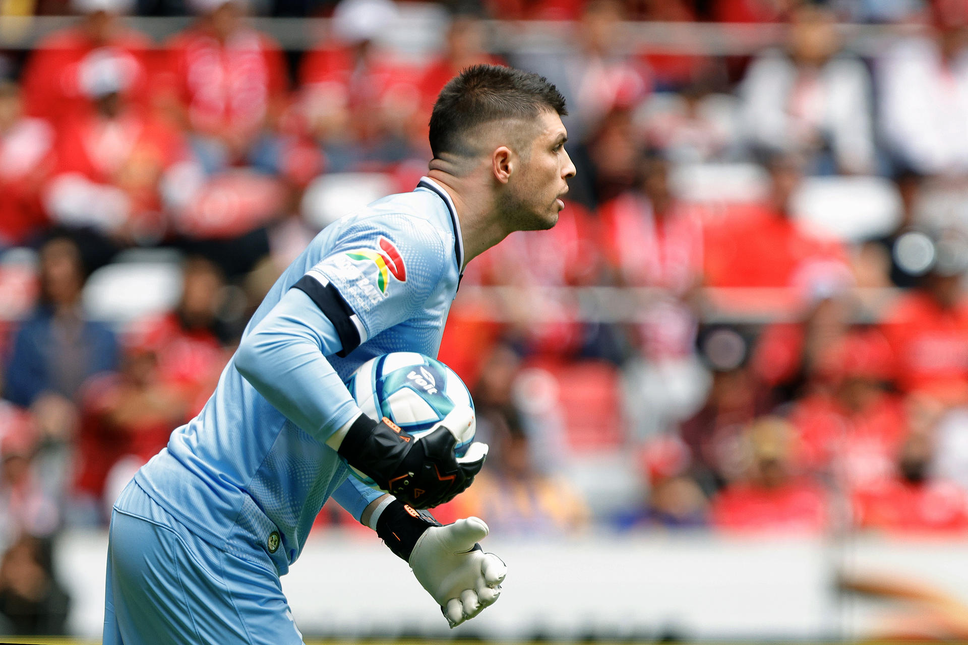 Tiago Volpi del Toluca, controla un balón durante un partido en el estadio Nemesio Diez, en Toluca (México). Archivo. EFE/ Felipe Gutiérrez