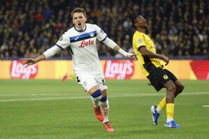 El italiano del Atalanta Mateo Retegui durante el partido de la quinta jornada de la UEFA Champions League que han jugado BSC Young Boys y el Atalanta Bergamo, en el Wankdorf stadium en Berna, Suiza. EFE/EPA/PETER KLAUNZER