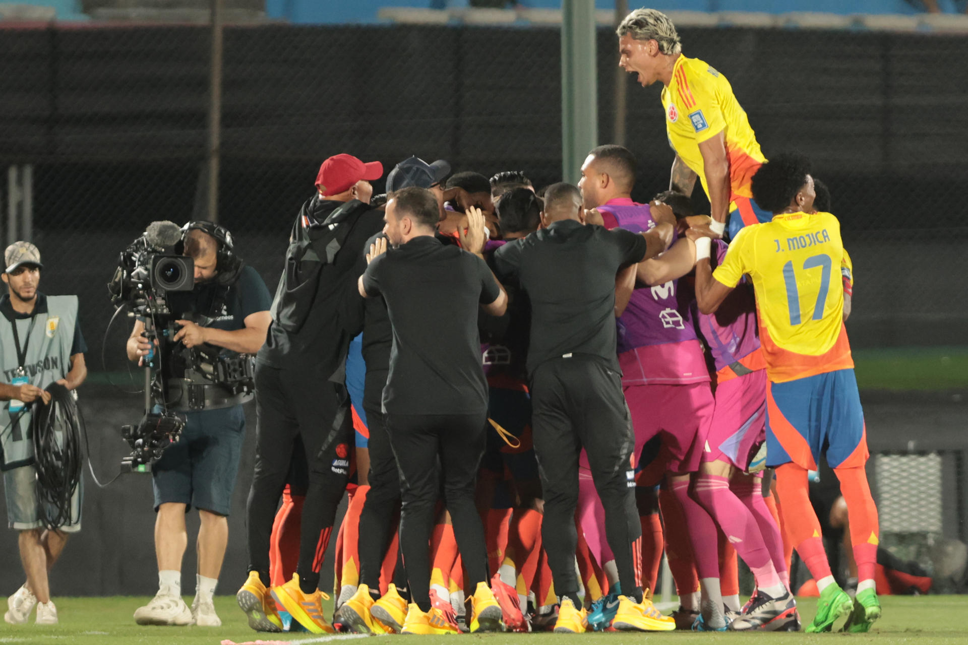 Jugadores de Colombia celebran un gol durante un partido de las eliminatorias sudamericanas al Mundial de Fútbol 2026. EFE/ Gastón Britos 