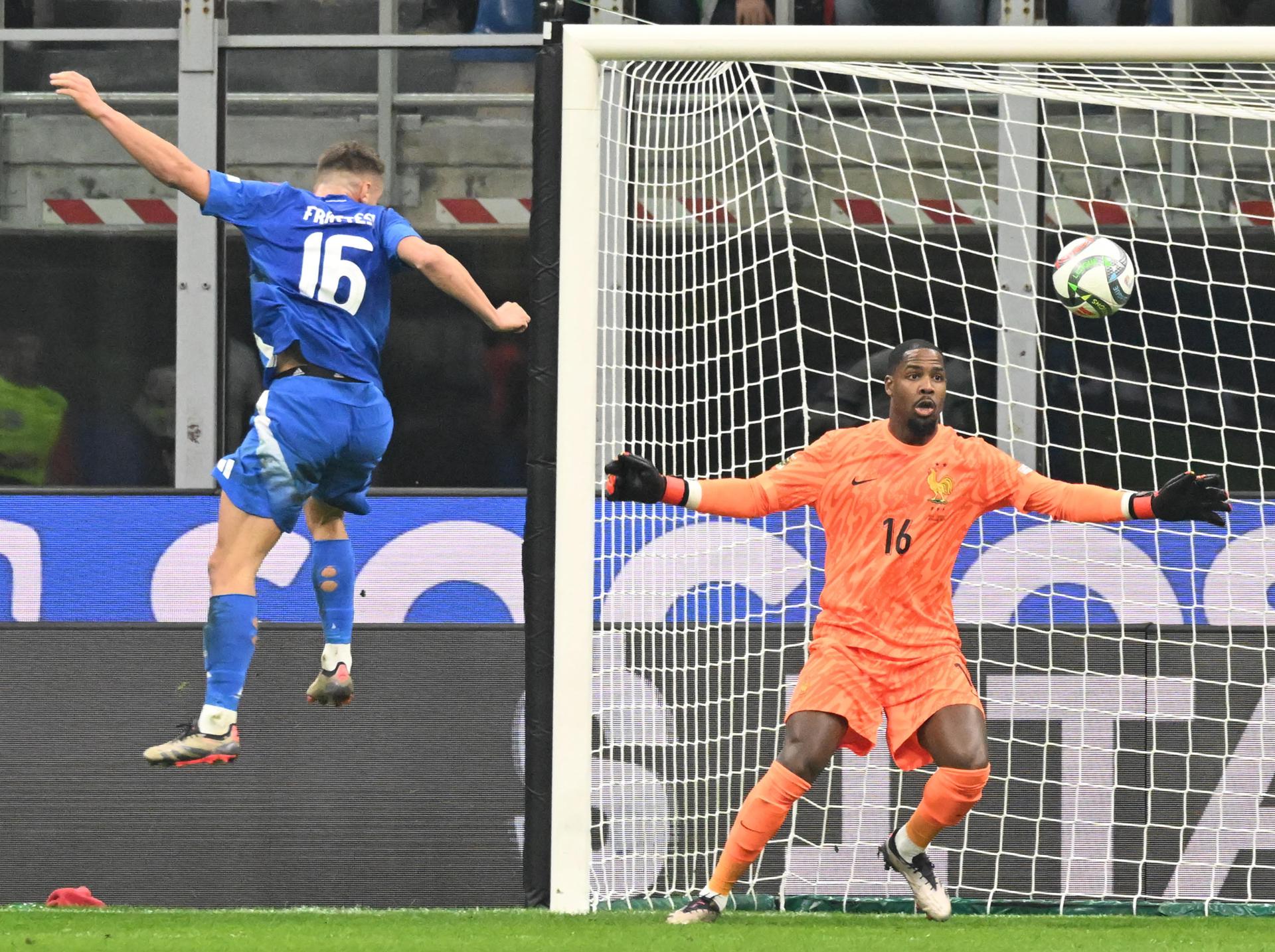 El medio italiano Davide Frattesi (L) remata en el partido de la UEFA Nations League que han jugado Italia y Francia en el Giuseppe Meazza stadium d Milan, Italia. EFE/EPA/DANIEL DAL ZENNARO
