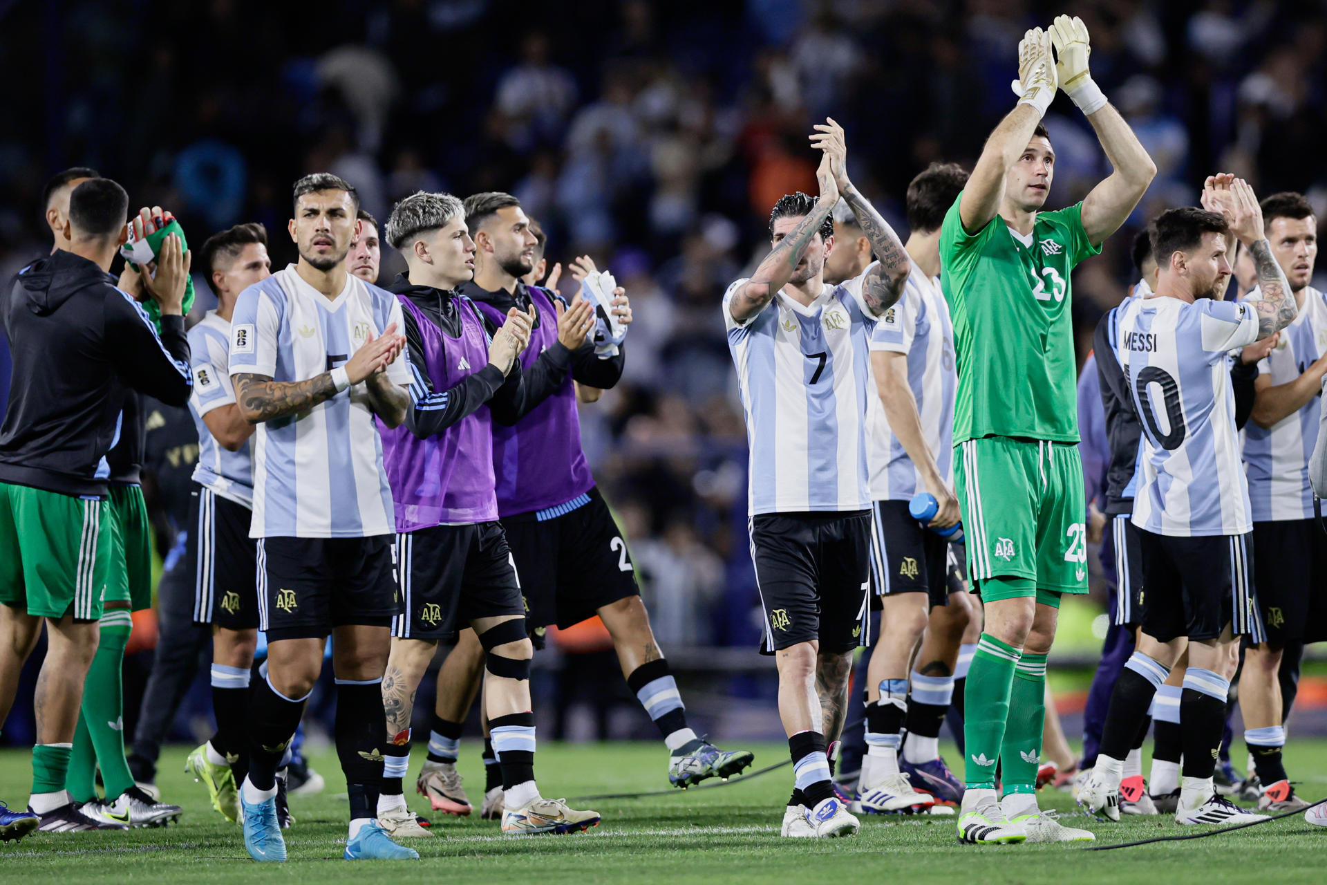 Los jugadores de la selección Argentina celebran el triunfo ante Perú por las eliminatorias sudamericanas para el Mundial de 2026 en La Bombonera, en Buenos Aires. EFE/ Luciano González 