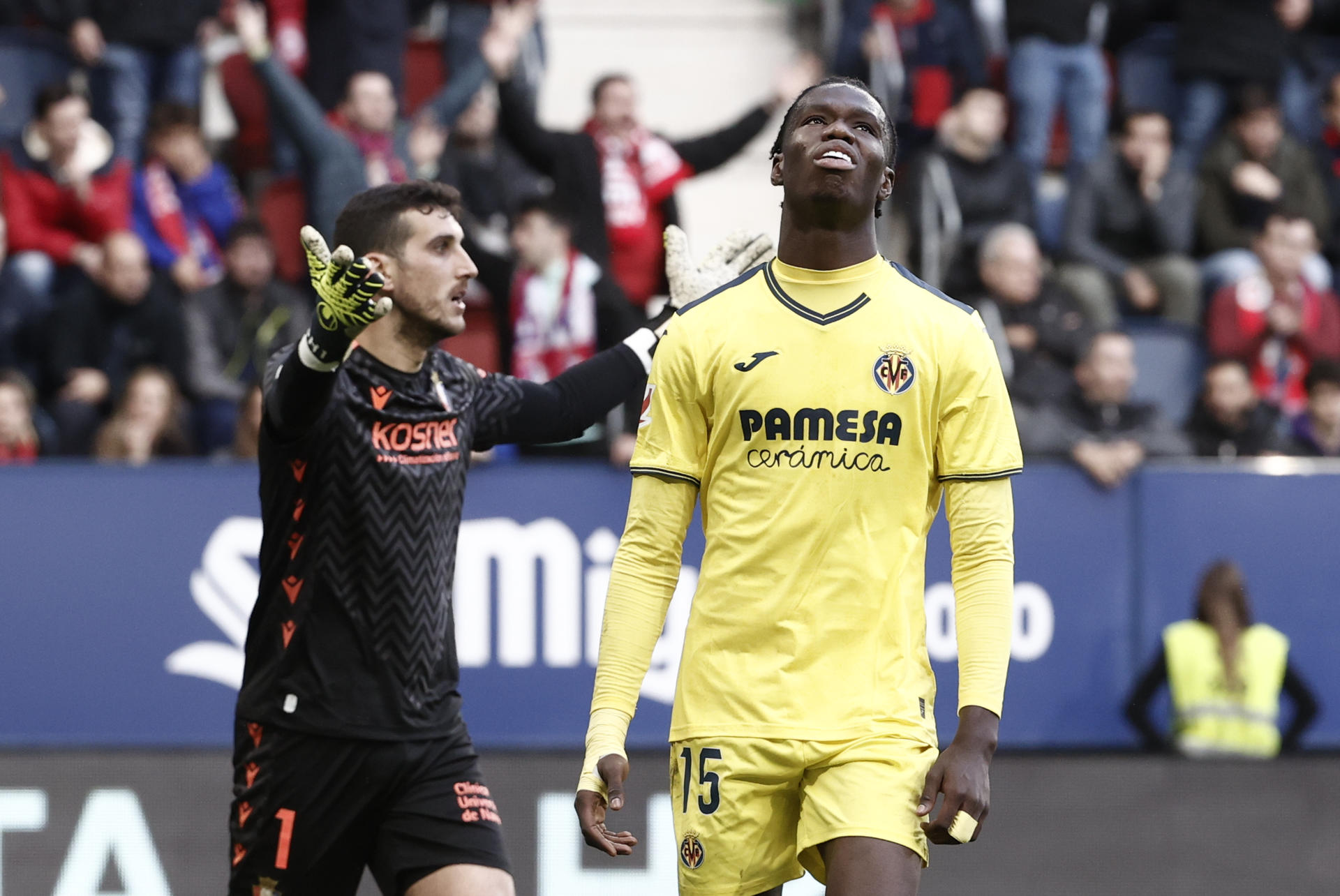 El delantero francés del Villarreal Thierno Barry, durante el partido de la jornada 14 de LaLiga disputado entre Osasuna y Villarreal este domingo en el estadio de El Sadar. EFE/Jesús Diges 