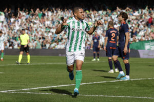 El delantero brasileño del Real Betis, Vítor Roque, celebra su gol contra el Celta de Vigo, durante el partido de LaLiga disputado en el Benito Villamarín de Sevilla. EFE/ Julio Muñoz