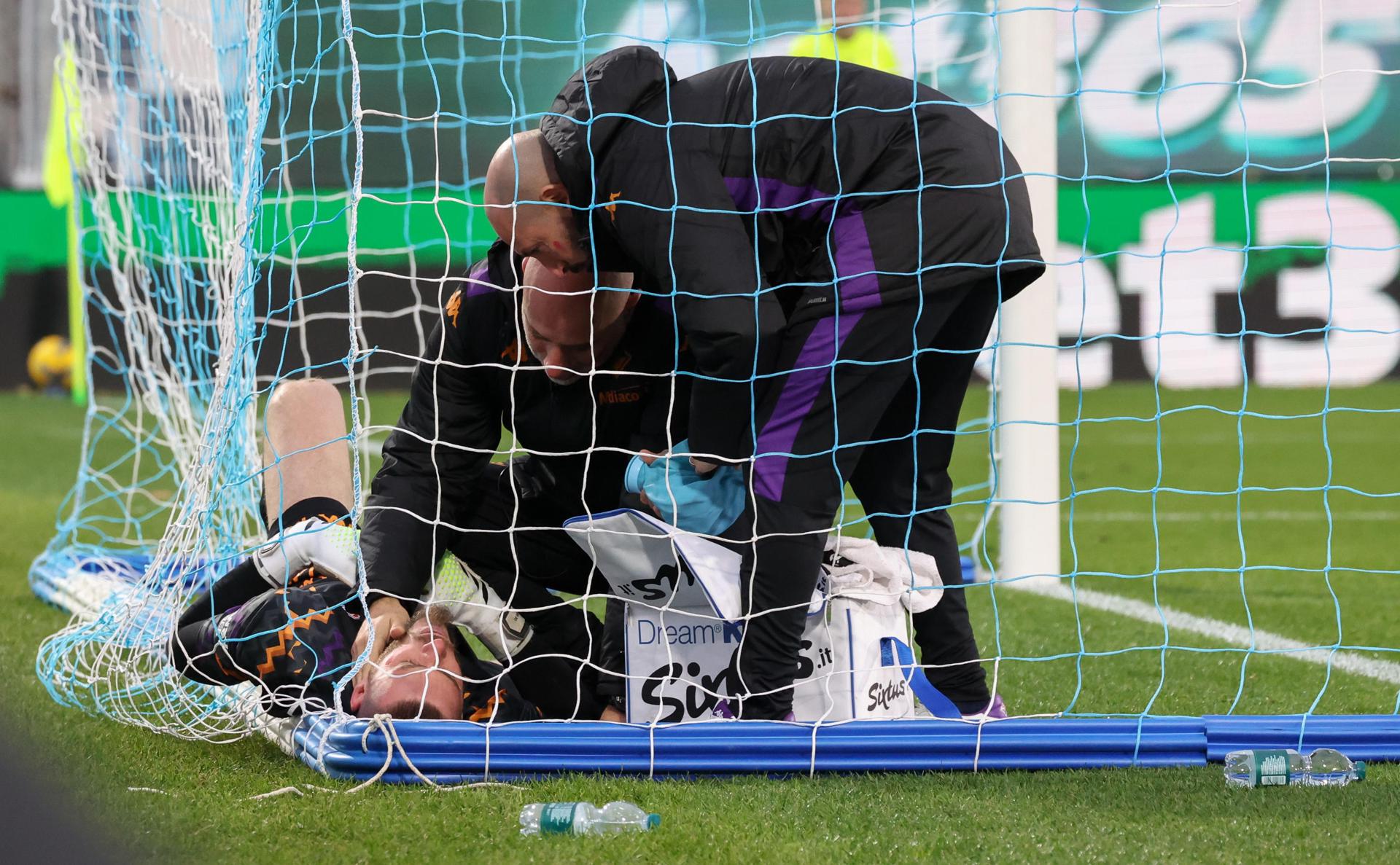 David De Gea es atendido tras su triple parada. EFE/EPA/Roberto Bregani 