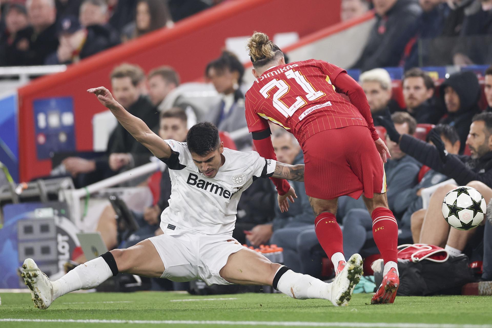 Exequiel Palacios, del Leverkusen (I), y Kostas Tsimikas, del Liverpool, durante del partido de la UEFA Champions League league que han jugado Liverpool FC y Bayer 04 Leverkusen, en Liverpool, Reino Unido.EFE/EPA/ADAM VAUGHAN 