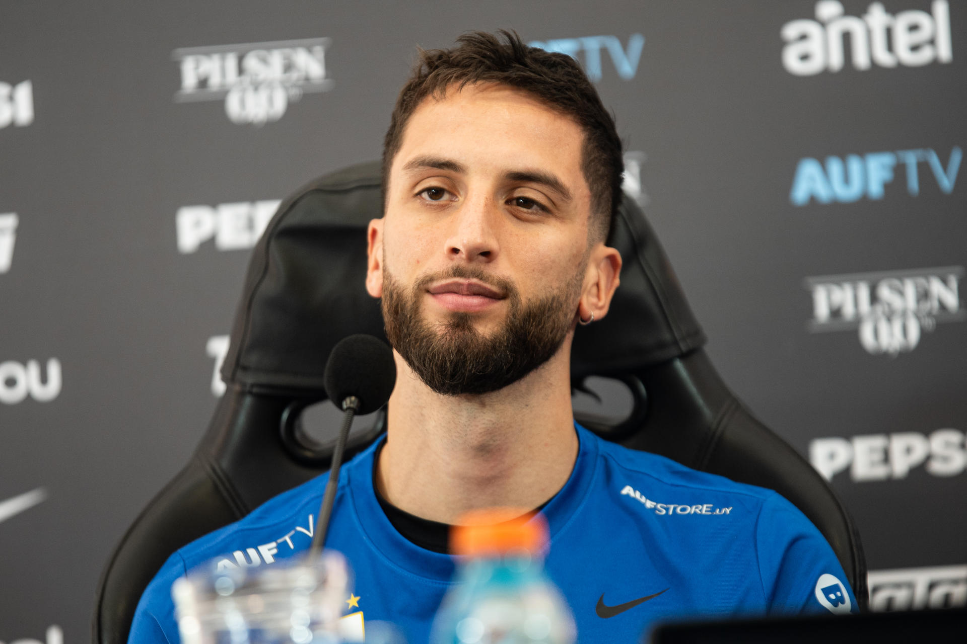 Rodrigo Bentancur dialogo este miércoles con periodistas sobre el partido de Uruguay con Colombia este jueves en el estadio Centenario de Montevideo. EFE/ Sofía Torres 