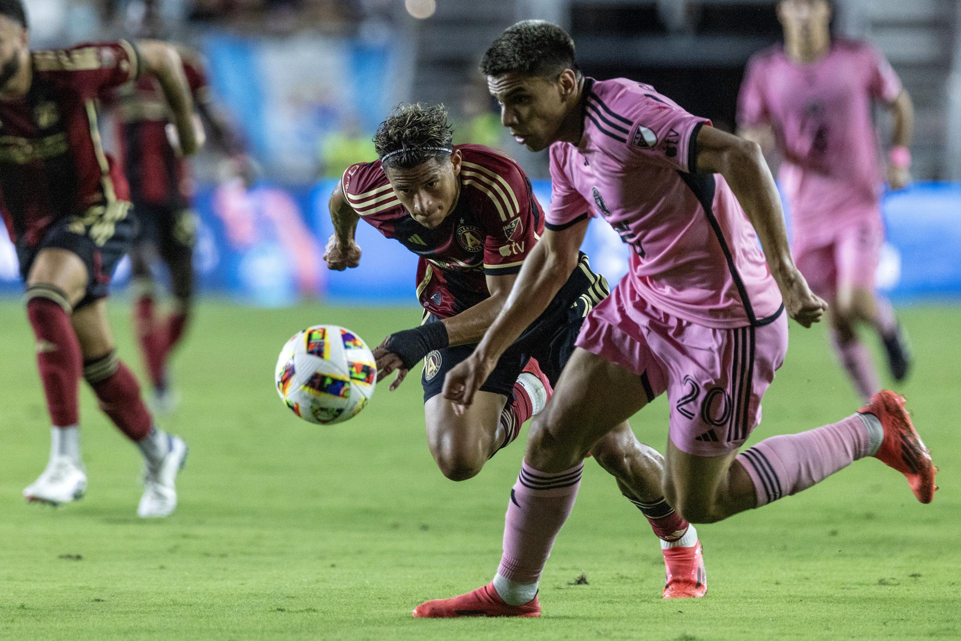 El centrocampista paraguayo del Inter Miami, Diego Gómez (D) lucha por el control del balón durante el tercer partido de la serie de la MLS que ha clasificado este sábado al Atlanta United en el Chase Stadium de Fort Lauderdale (Florida) EFE/EPA/CRISTOBAL HERRERA-ULASHKEVICH 