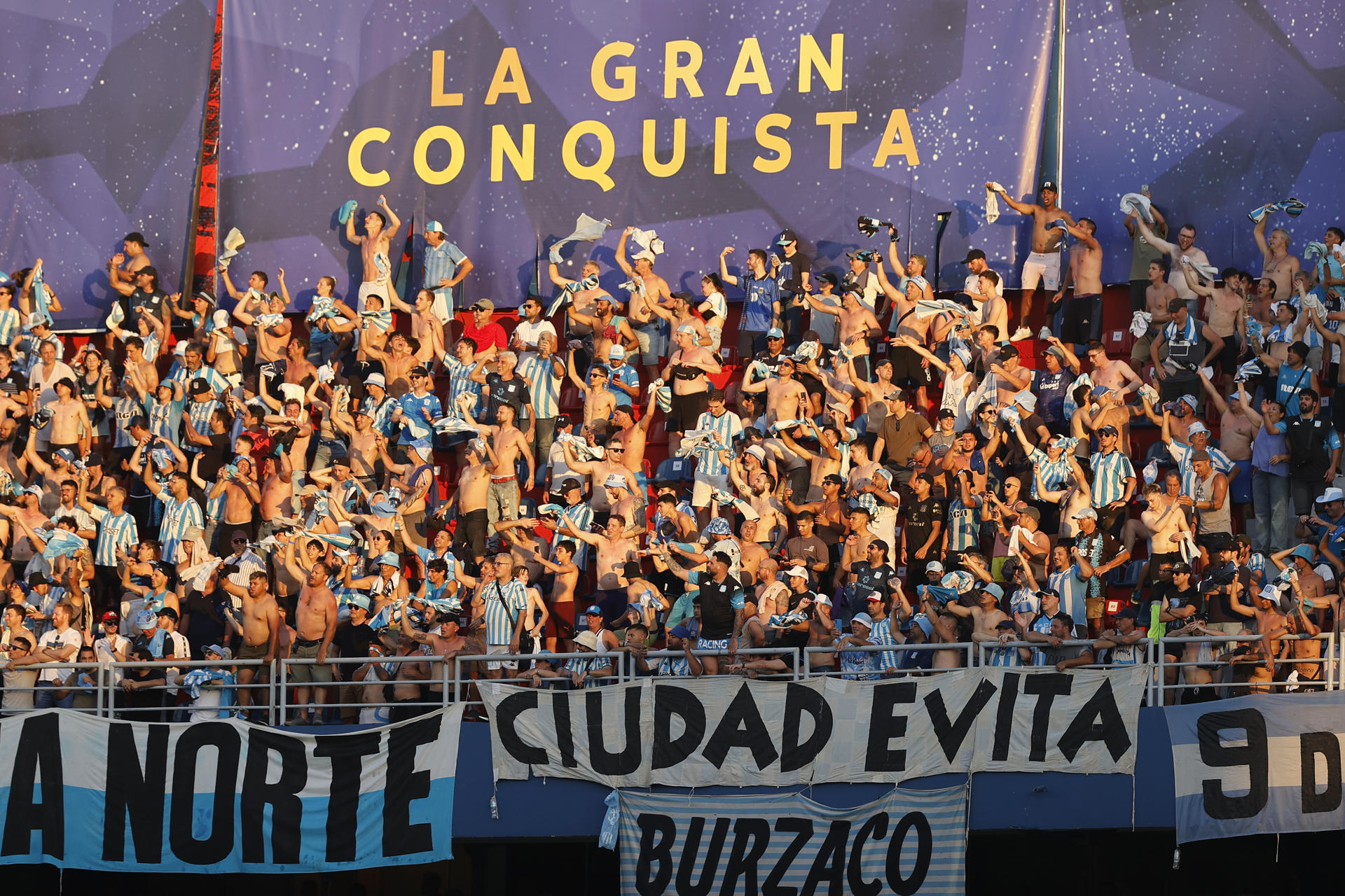 Hinchas de Racing celebran este sábado en el estadio General Pablo Rojas en Asunción (Paraguay). EFE/ Juan Pablo Pino 