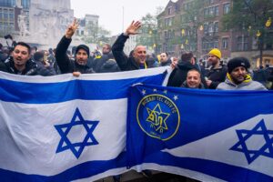 Seguidores del Maccabi Tel Aviv en la plaza De Dam en Ámsterdam, donde se originaron enfrentamientos con manifestantes propalestinos antes del partido de la Liga Europa contra el Ajax.EFE/EPA/JEROEN JUMELET