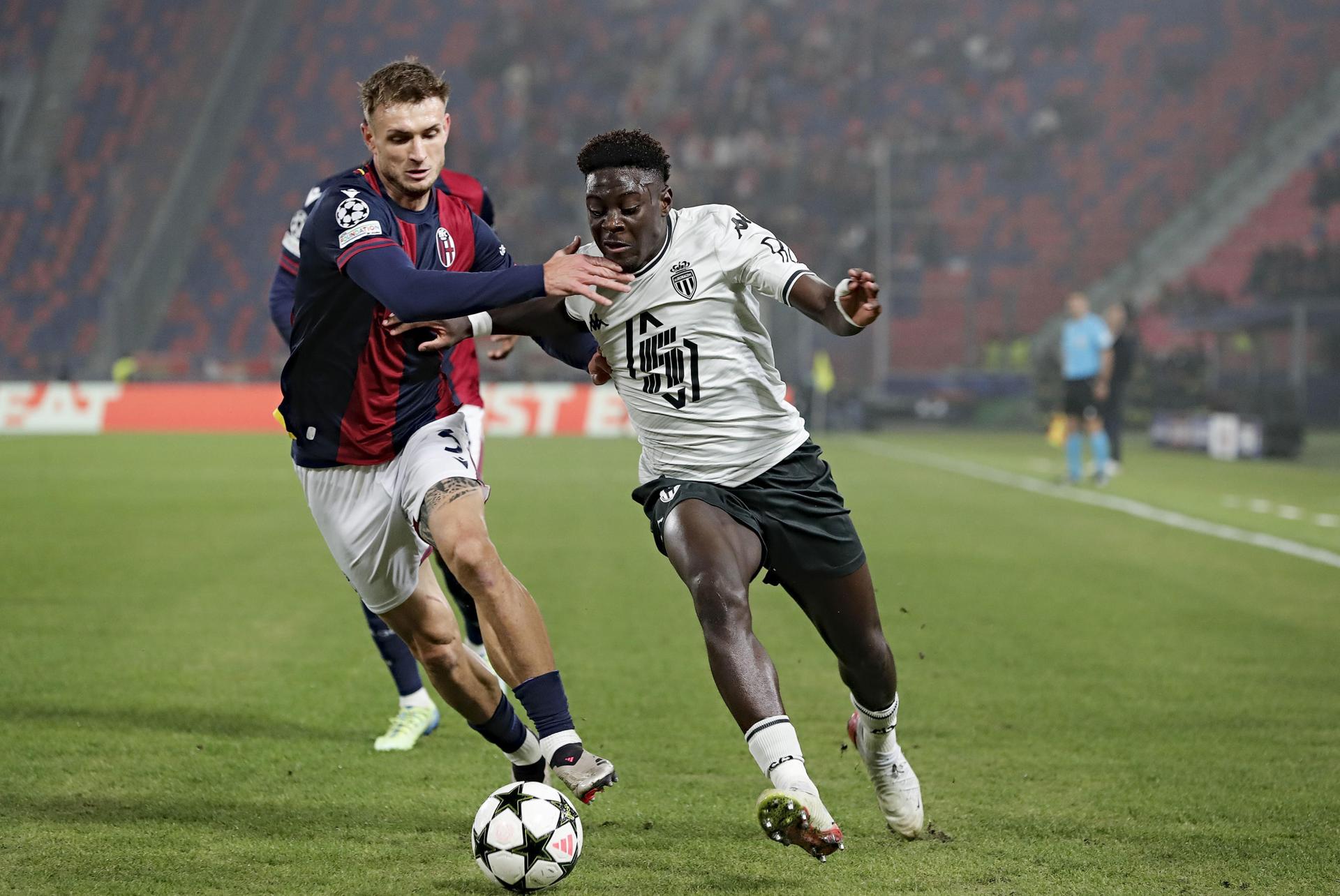 El jugador del Bolonia Stefan Posch y el del Monaco Christian Mawissa (d) durante el partido de la UEFA Champions League que han jugado Bologna FC y AS Monaco en el Renato Dall'Ara stadium de Bolonia, Italia. EFE/EPA/ELISABETTA BARACCHI 