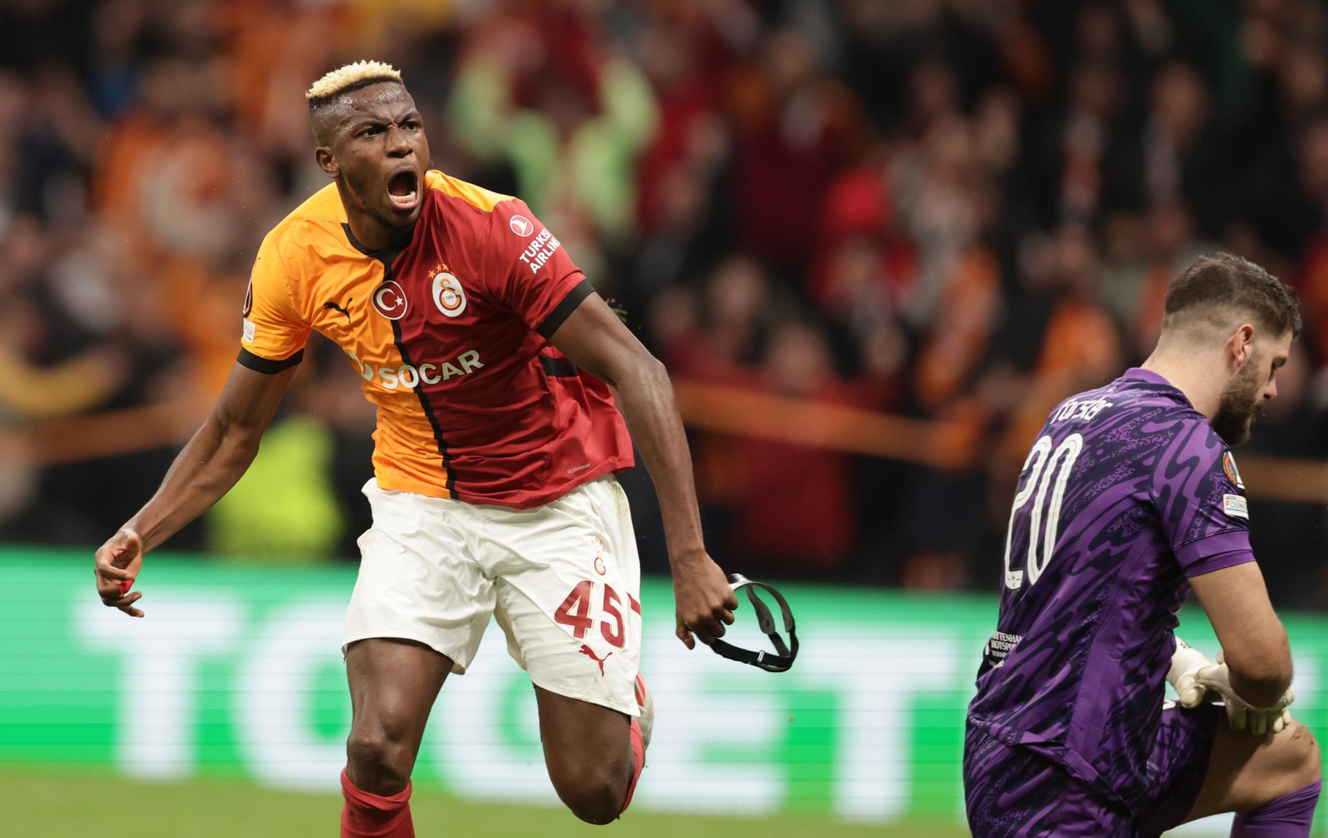 El delantero nigeriano del Galatasaray Victor Osimhen celebra su gol contra el Tottenham. EFE/EPA/ERDEM SAHIN 