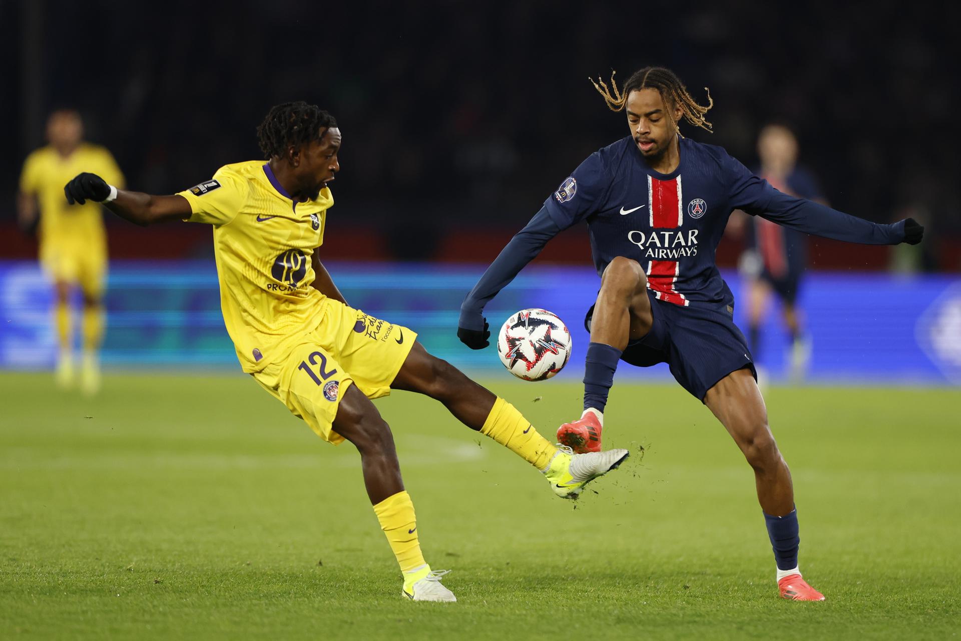 A la vista ya el partido decisivo en la Liga de Campeones contra el Bayern Múnich del próximo martes, el París Saint Germain solucionó su conflicto con el gol contra el Toulouse, al que dominó y creó ocasiones suficientes para haber sentenciado mucho antes y se encomendó por momentos a su portero, Safonov, y a la falta de tino de su rival, hasta los goles en el tramo final de Lucas Beraldo y Vitinha para el 3-0. EFE/EPA/Mohammed Badra 