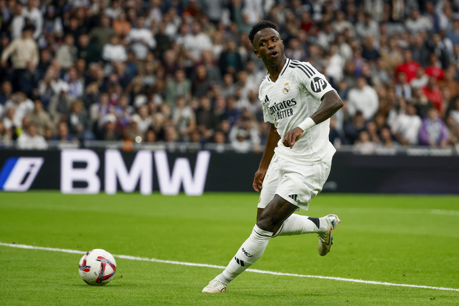 El delantero brasileño del Real Madrid Vinicius Junior durante el partido de la jornada 13 de LaLiga entre Real Madrid y Osasuna, en el estadio Santiago Bernabéu en Madrid.-EFE/ Daniel González 