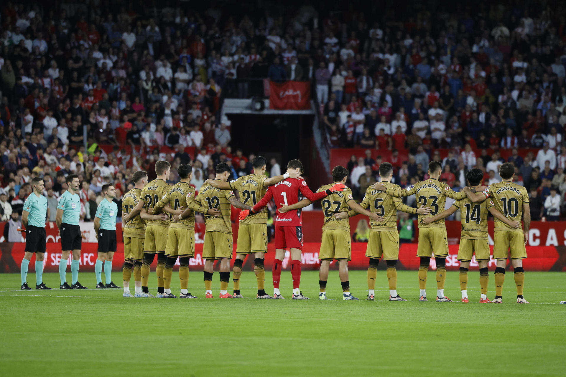 Los jugadores de la Real Sociedad guardan un minuto de silencio por las victimas de la DANA antes del partido de LaLiga que enfrenta al Sevilla y la Real Sociedad en el estadio Sanchez Pizjuán de Sevilla este domingo. EFE/José Manuel Vidal 