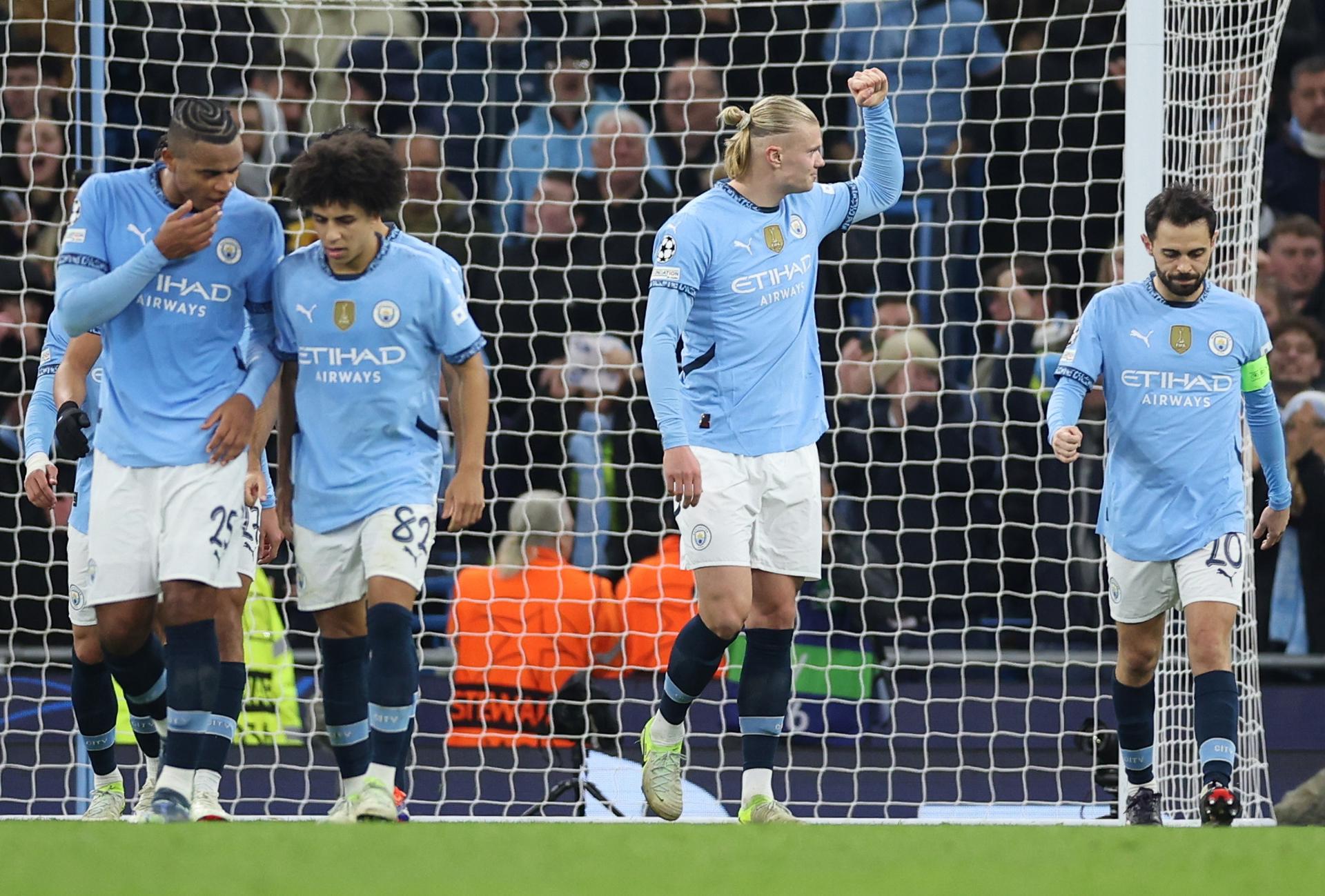 El delantero noruego del City Erling Haaland (2D) celebra el 1-0 de penalti durante el partido de la UEFA Champions League que han jugado Manchester City y Feyenoord en Manchester, Reino Unido. EFE/EPA/ADAM VAUGHAN 