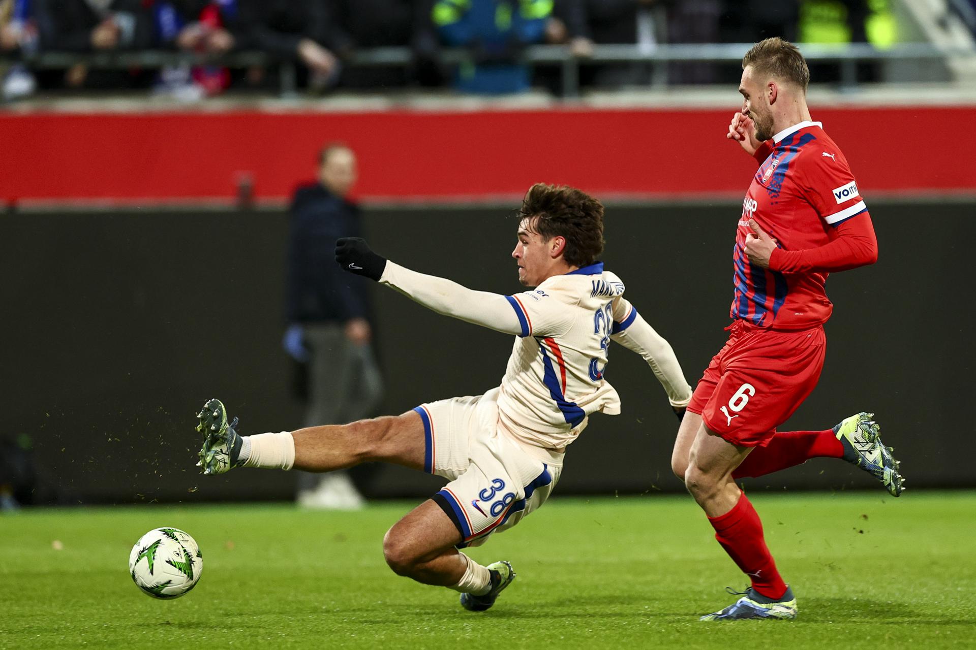 Marc Guiu, del Chelsea (I), en acción junto a Patrick Mainka, del Heidenheim (D) en el partido de la Liga Conferencia disputado este jueves en Heidenheim. EFE/EPA/ANNA SZILAGYI