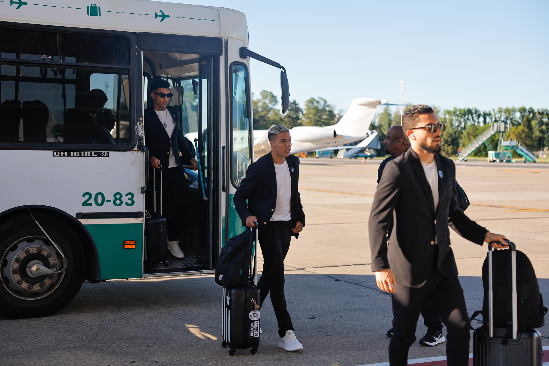 Varios jugadores de Botafogo descienden de un autobús a su llegada al aeropuerto internacional de Ezeiza, a 35 km de Buenos Aires (Argentina). EFE/ Juan Ignacio Roncoroni 