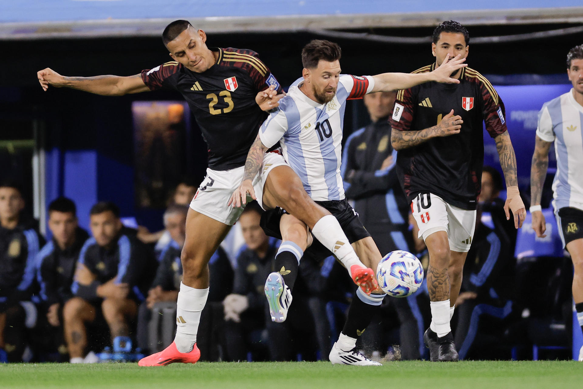 Lionel Messi (c) de Argentina disputa el balón con Álex Valera (i) y Sergio Peña de Perú a un partido de las eliminatorias sudamericanas para el Mundial de 2026. EFE/ Juan Ignacio Roncoroni 