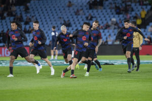 Los jugadores del Barcelona calientan antes del partido de la jornada 14 de LaLiga contra el Celta de Vigo, este sábado en el estadio de Balaídos.- EFE / Salvador Sas