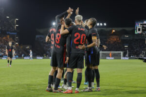 Los jugadores del FC Barcelona tras conseguir el primer gol del equipo barcelonista durante el encuentro correspondiente a la jornada 14 de Laliga EA Sports que disputan hoy sábado Celta y FC Barcelona en el estadio Balaidos de Vigo. EFE / Emilio Lavandeira.