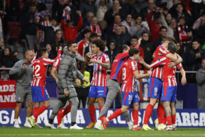 Alexander Sørloth (2d) del Atlético de Madrid, celebra su gol ante el Alavés durante partido de la jornada 14 de LaLiga contra el Alavés en el estadio Riyadh Air Metropolitano en Madrid.-EFE/ Javier Lizón