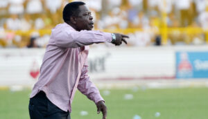 alt Entrenador peruano a un paso de titulo en El Salvador