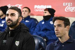 El entrenador del Rayo Vallecano, Íñigo Pérez en el estadio de La Cerámica en foto de archivo de Andreu Esteban. EFE