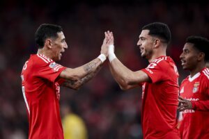 El jugador del Benfica Zeki Amdouni (d) celebra con Angel Di Maria (L) su gol durante el partido de la Liga de Portugal que han jugado SL Benfica y Estoril Praia en el estadio Da Luz Stadium en Lisboa, Portugal. EFE/EPA/FILIPE AMORIM