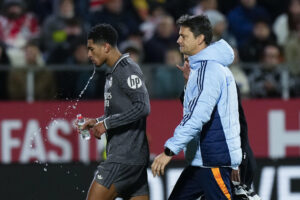 El centrocampista británico del Real Madrid Jude Bellingham (i) se retira tras sufrir una lesión durante el partido de la jornada 19 de LaLiga que Girona FC y Real Madrid disputaron en el estadio Montilivi, en Girona. EFE/ Siu Wu