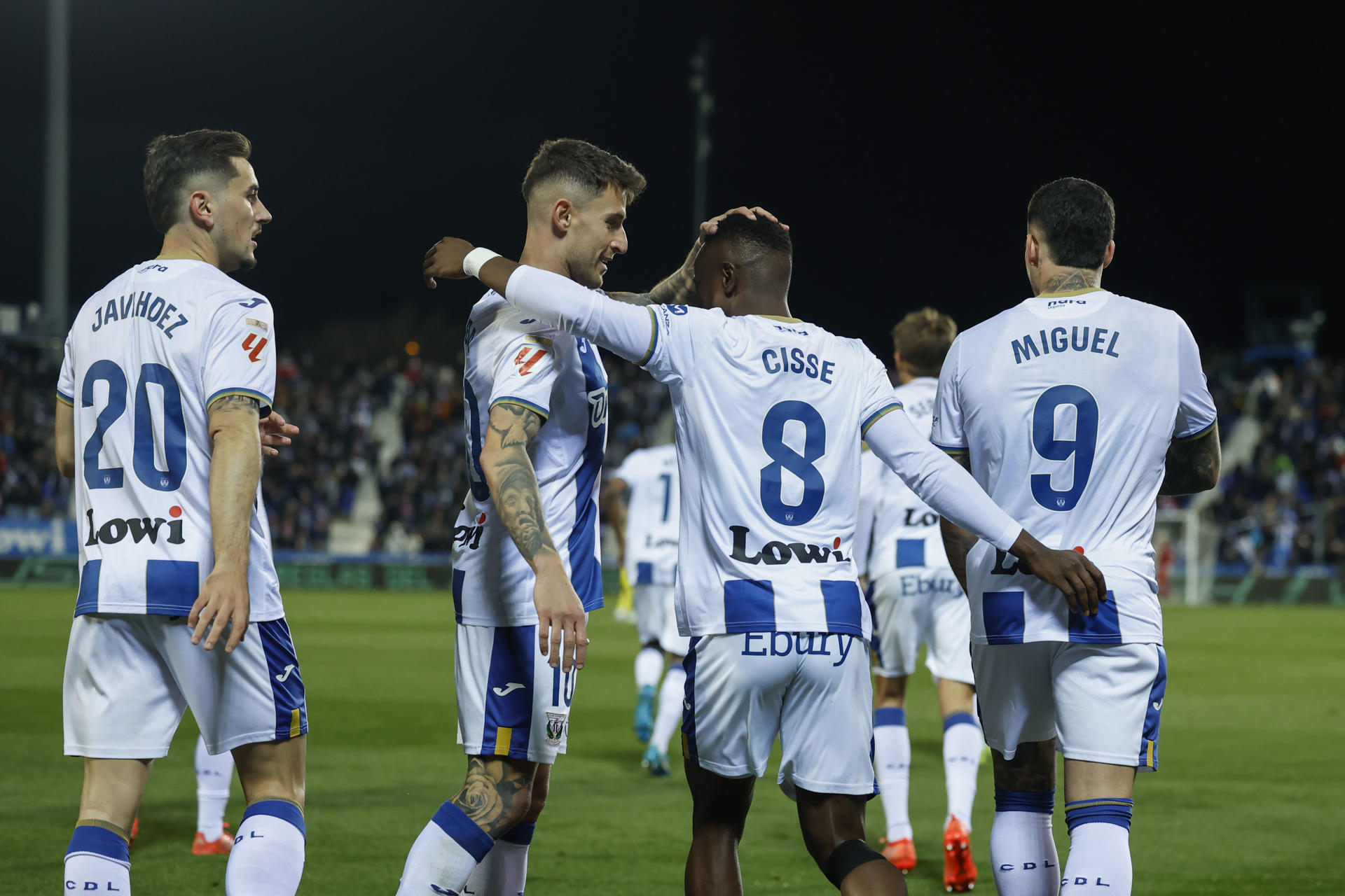 Los jugadores del Leganés celebran uno de sus goles durante el encuentro de la jornada 18 de LaLiga que CD Leganés y Villarreal CF disputaron en el estadio de Butarque, en Leganés. EFE/Kiko Huesca 