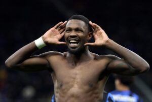 El jugador del IInter Milan Marcus Thuram celebra el 2-0 durante el partido de la Serie A que han jugado Inter y Como en el Giuseppe Meazza stadium en Milan, Italia. EFE/EPA/MATTEO BAZZI