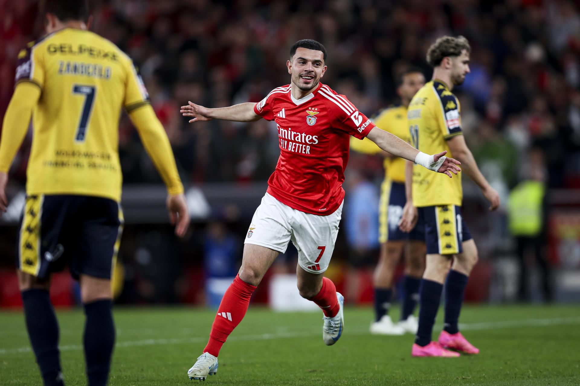 El jugador del Benfica Zeki Amdouni celebra el 2-0 durante el partido de la Liga de Portugal que han jugado SL Benfica y Estoril Praia en el estadio Da Luz Stadium en Lisboa, Portugal. EFE/EPA/FILIPE AMORIM 