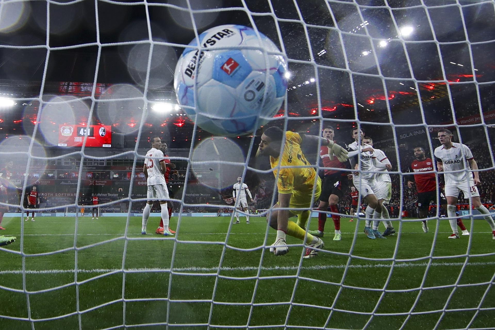 El jugador del Leverkusen Patrik Schick (I) celebra el 5-1 durante el partido de la Bundesliga que han jugado Bayer 04 Leverkusen y SC Freiburg en Leverkusen, Alemania. EFE/EPA/CHRISTOPHER NEUNDORF