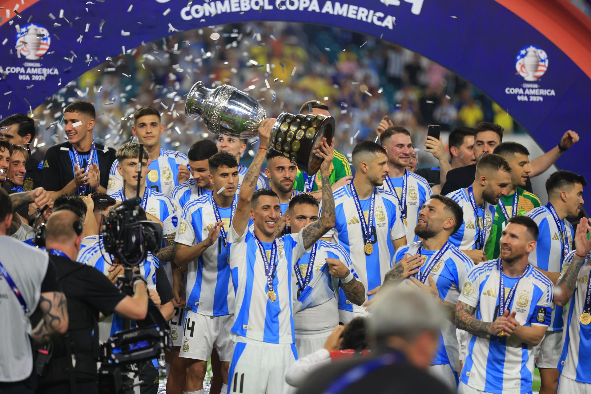 El delantero argentino Angel Di María (c-i) al levantar la Copa América, luego de vencer en la final a Colombia por 1-0, el pasado 14 de julio, en el estadio Hard Rock de Miami Gardens (Florida, EE.UU.). EFE/Cristóbal Herrera 