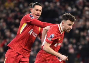 El jugador del Liverpool Diogo Jota (d) celebra con Darwin Nunez (I) el 2-2 durante el partido de la Premier League que han jugado Liverpool FC y Fulham FC, en Liverpool, Reino Unido. EFE/EPA/PETER POWELL