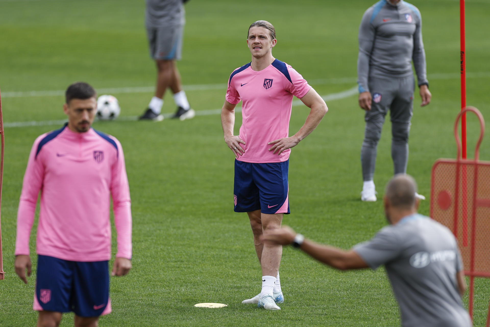 El argentino Simeone enseña un once para Barcelona con Gallagher por Lino