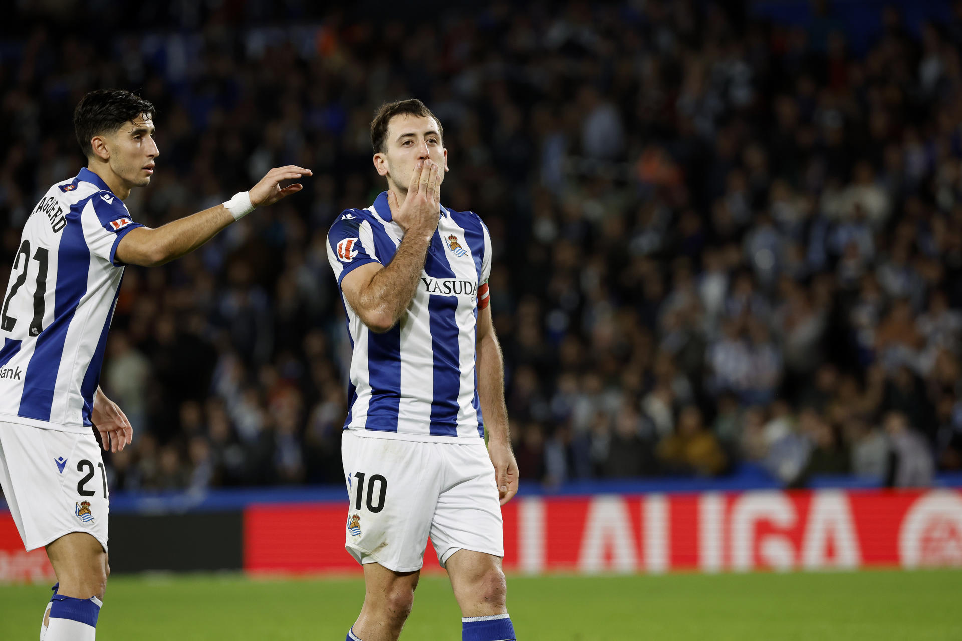 El delantero de la Real Sociedad Mikel Oyarzabal celebra el segundo gol de su equipo en el partido de LaLiga ante el Betis que se disputa este domingo en el estadio Reale Arena. EFE/ Juan Herrero 