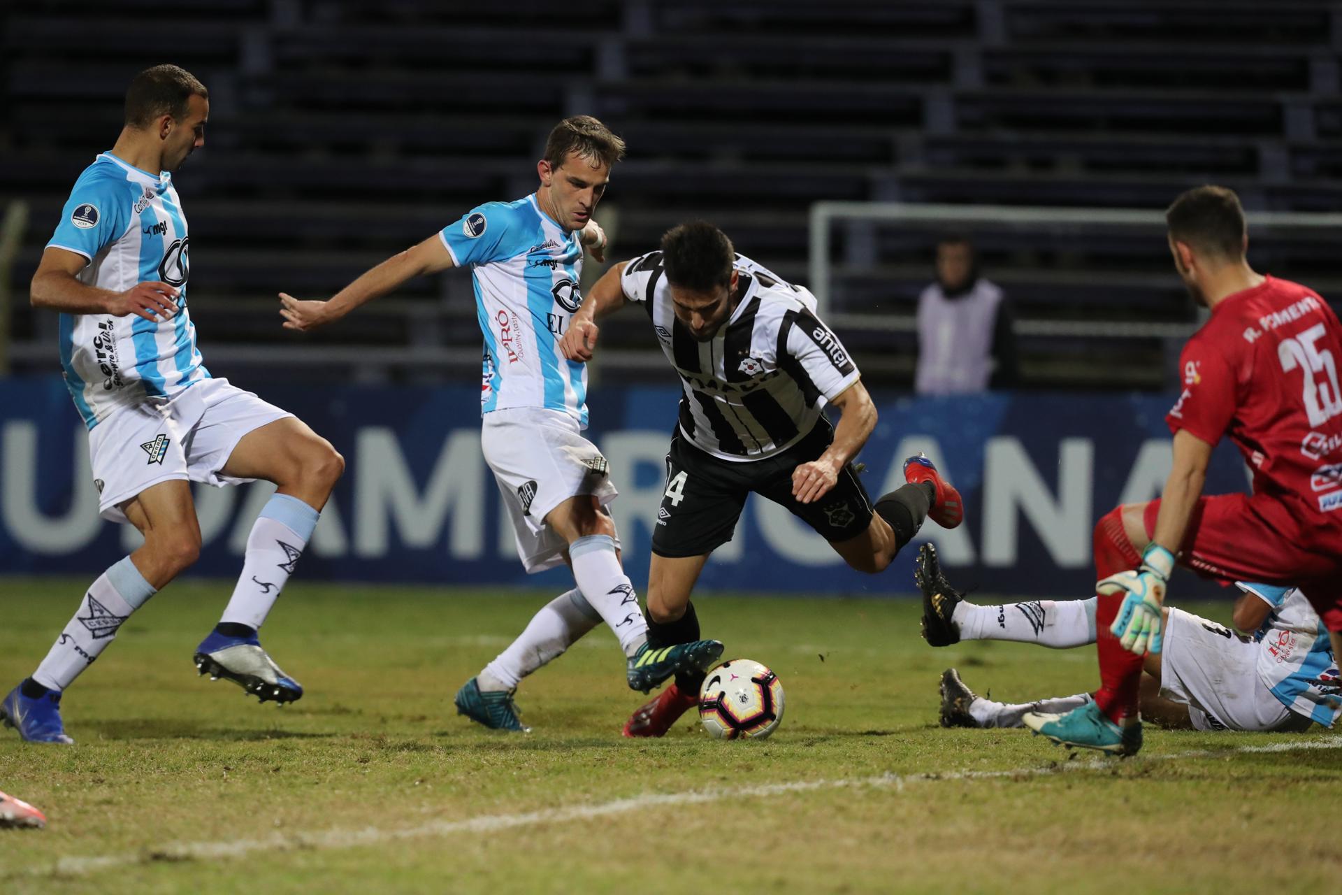 Fotografía de archivo en la que se registró al guardameta uruguayo Rodrigo Formento (d), al actuar para el Club Atlético Cerro de Montevideo, en el estadio Luis Franzini de la capital uruguaya. Formento en nuevo refuerzo del club Mushuc Runa de Ecuador. EFE/ Raúl Martínez