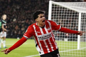 ALT El PSV baila al Nápoles